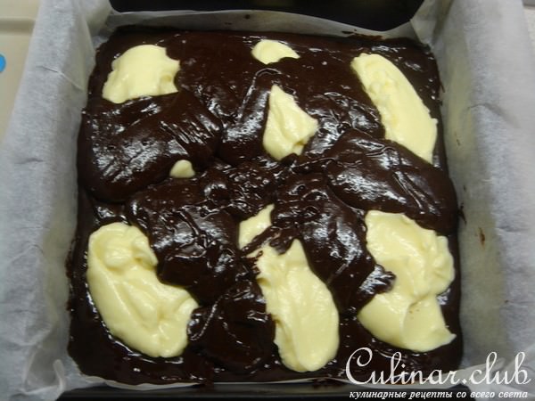 Шоколадная выпечка со сливочным сыром.