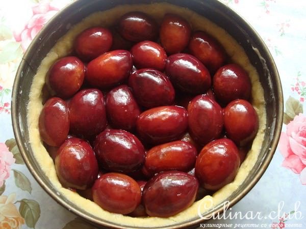 Пирог со сливовой начинкой в желе.