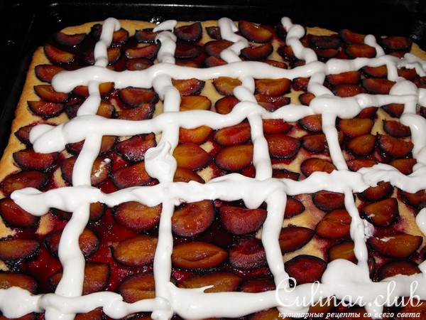 Сливовый пирог с решеткой из безе