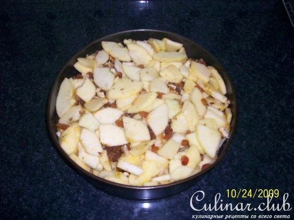 Закрытый яблочный пирог с изюмом и орехами.