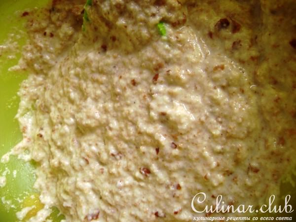 Пирог из сдобных булочек с яблоками, клюквой, маком и крекерной посыпкой.
