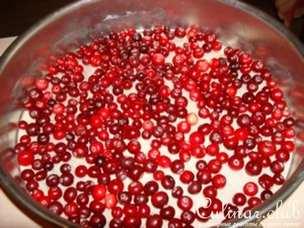 Клюквенный пирог с грецкими орехами