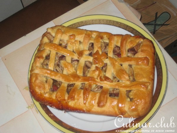 Пирог с земляникой,яблоком,бананом и мармеладом.
