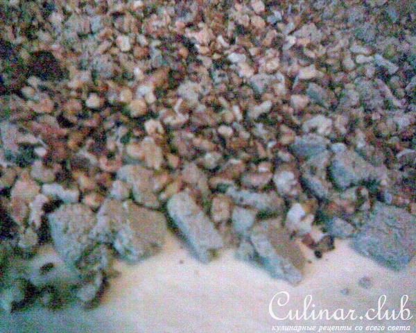 Постный пирог с халвой и орехами