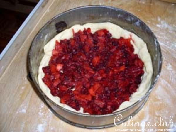 Пирог с брусникой и яблоками
