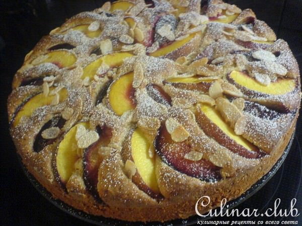 Ореховый пирог со сливами и персиками.