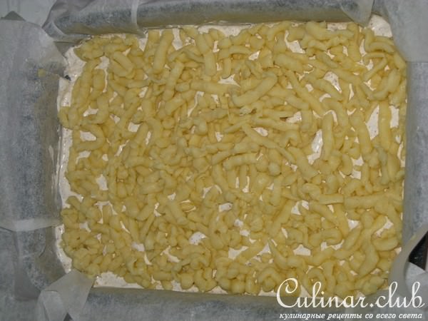 Пирог (или пирожные) с ореховой начинкой.