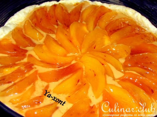 Пирог с начинкой из хурмы с кремом.
