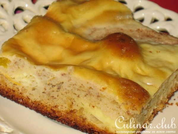 Миндальный бисквит с персиком и яблоками под сметанной заливкой.