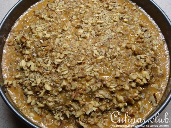 Пирог с вареной сгущенкой и орехами.