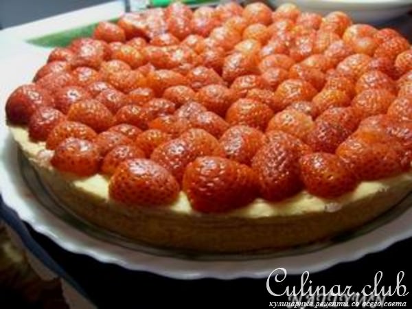 Нежный пирог со свежей клубникой.