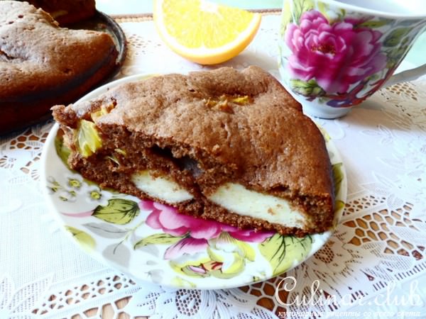 Шоколадный пирог с творожными шариками.