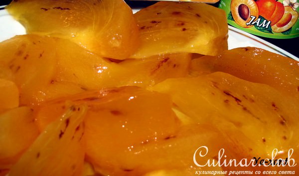 Пирог с начинкой из хурмы с кремом.