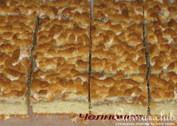 Пирог (или пирожные) с ореховой начинкой.