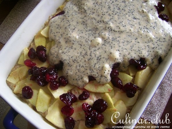 Пирог из сдобных булочек с яблоками, клюквой, маком и крекерной посыпкой.