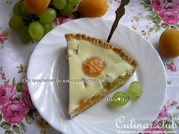 Нежный пирог с абрикосами и виноградом