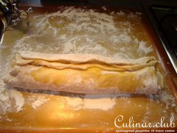 Пирог из дрожжевого теста(по-моему,слоеного, новый вариант)