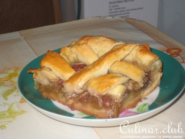 Пирог с земляникой,яблоком,бананом и мармеладом.