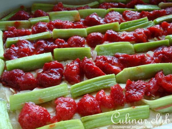 Пирог с ревенем и клубникой.