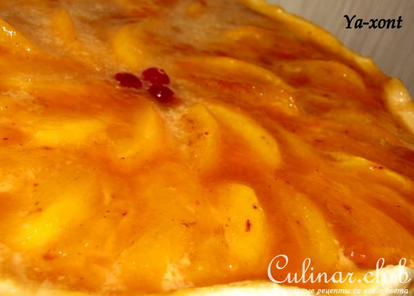Пирог с начинкой из хурмы с кремом.