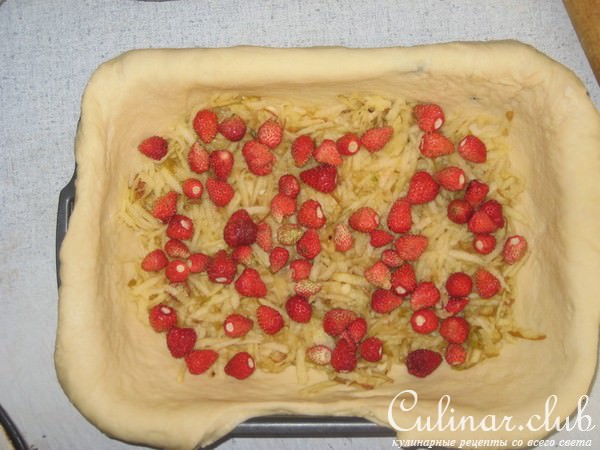 Пирог с земляникой,яблоком,бананом и мармеладом.