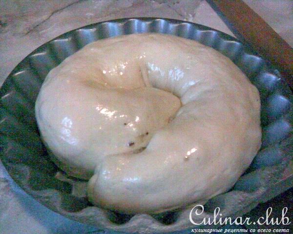 Постный пирог с халвой и орехами