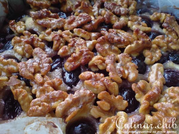 Пирог с виноградом и орехами