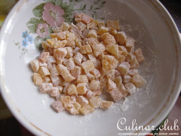 Манник с курагой и шоколадной глазурью