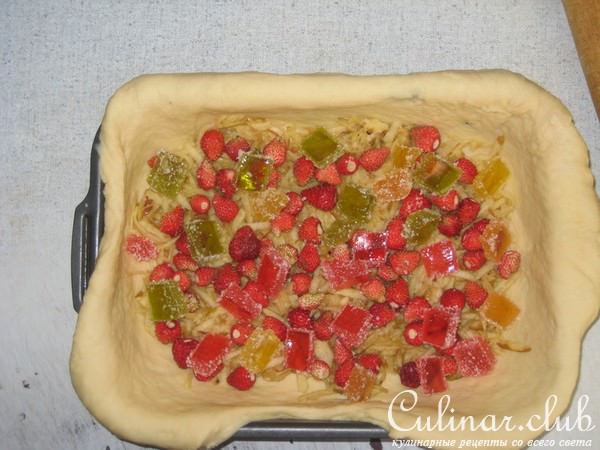 Пирог с земляникой,яблоком,бананом и мармеладом.