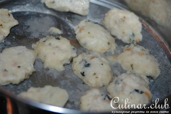 Мясной бульон с клёцками и зеленью.