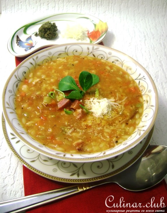 Минестроне с белой фасолью, орзо и окороком.