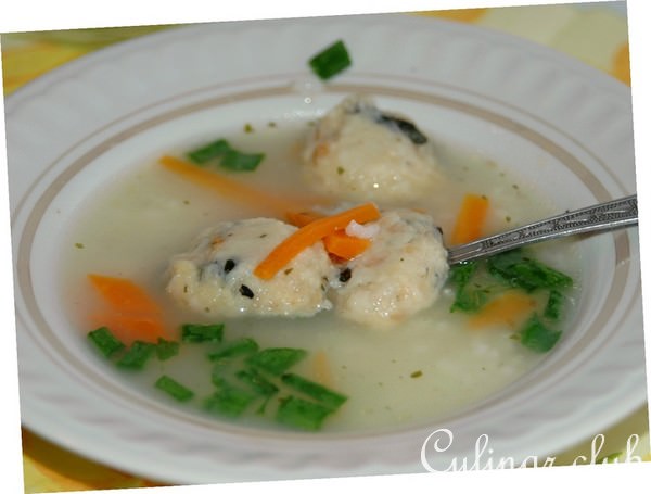 Мясной бульон с клёцками и зеленью.