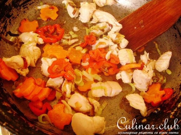 Супчик-голубчик с курочкой, овощами и вермишелью.