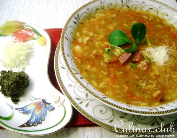 Минестроне с белой фасолью, орзо и окороком.