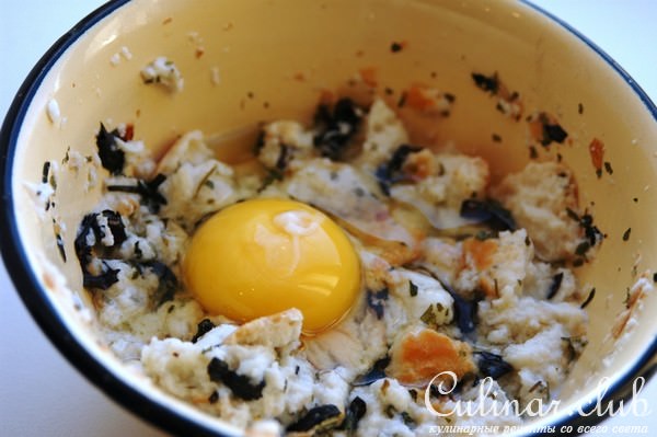 Мясной бульон с клёцками и зеленью.