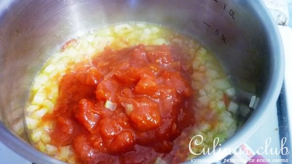 Томатный суп с пастой Fusilli,базиликом,пармезаном и трюфельным маслом