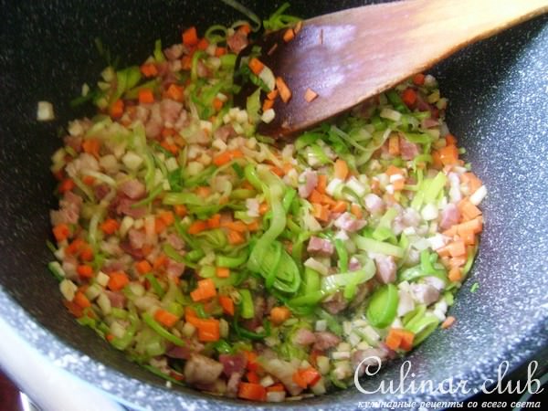 Минестроне с белой фасолью, орзо и окороком.