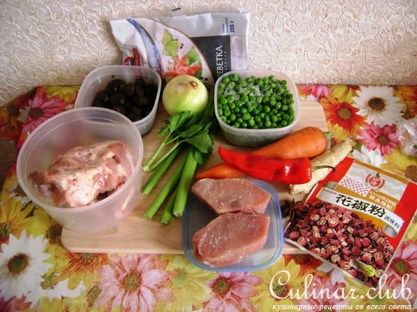 Ароматный суп по-китайски с овощами , лапшой и фаршированными фрикадельками.