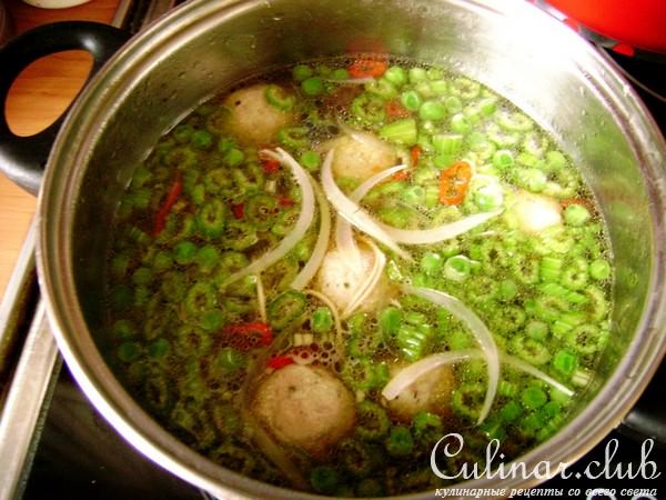 Ароматный суп по-китайски с овощами , лапшой и фаршированными фрикадельками.