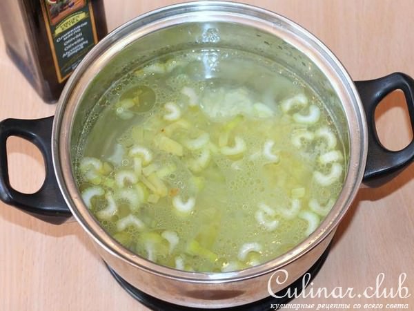 Картофельный суп со сливочным сыром и эстрагоном