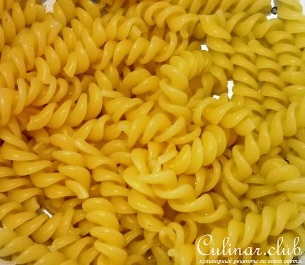 Томатный суп с пастой Fusilli,базиликом,пармезаном и трюфельным маслом