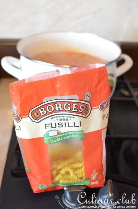 Суп с FUSILLI , фрикадельками из индейки, креветками и зеленым горошком