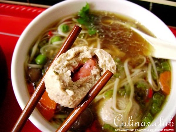 Ароматный суп по-китайски с овощами , лапшой и фаршированными фрикадельками.