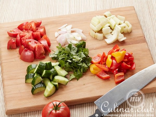 Гаспачо с шашлычком из креветок