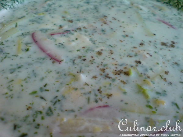 Окрошка с куриной грудкой и печёным перцем