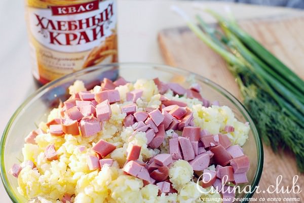 Окрошка с копчеными сосисками