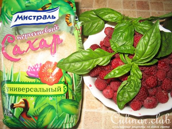Малиновый супчик с авокадо и оливковым маслом