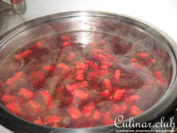 Свекольник с колбаской и грибами