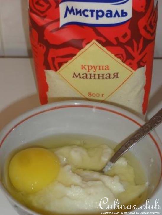 Холодный суп с манными клецками в ягодном киселе.