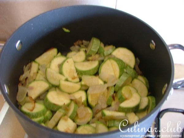 Суп-пюре из кабачков с песто из базилика и кориандра